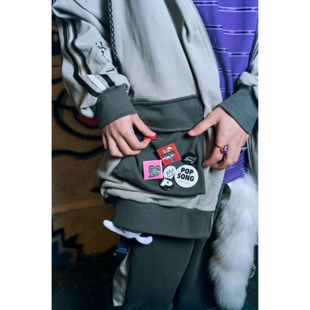 PEOPLE 1 CAN BADGES / BLACK × WHITE