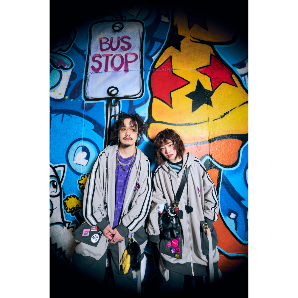 PEOPLE 1 CAN BADGES / BLACK × WHITE