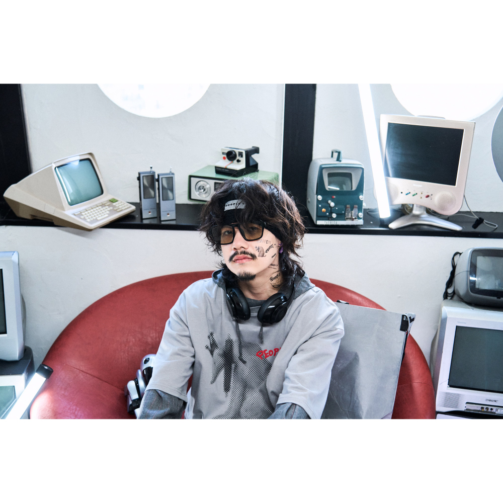 DOT GRAPHIC TEE / ASH GRAY