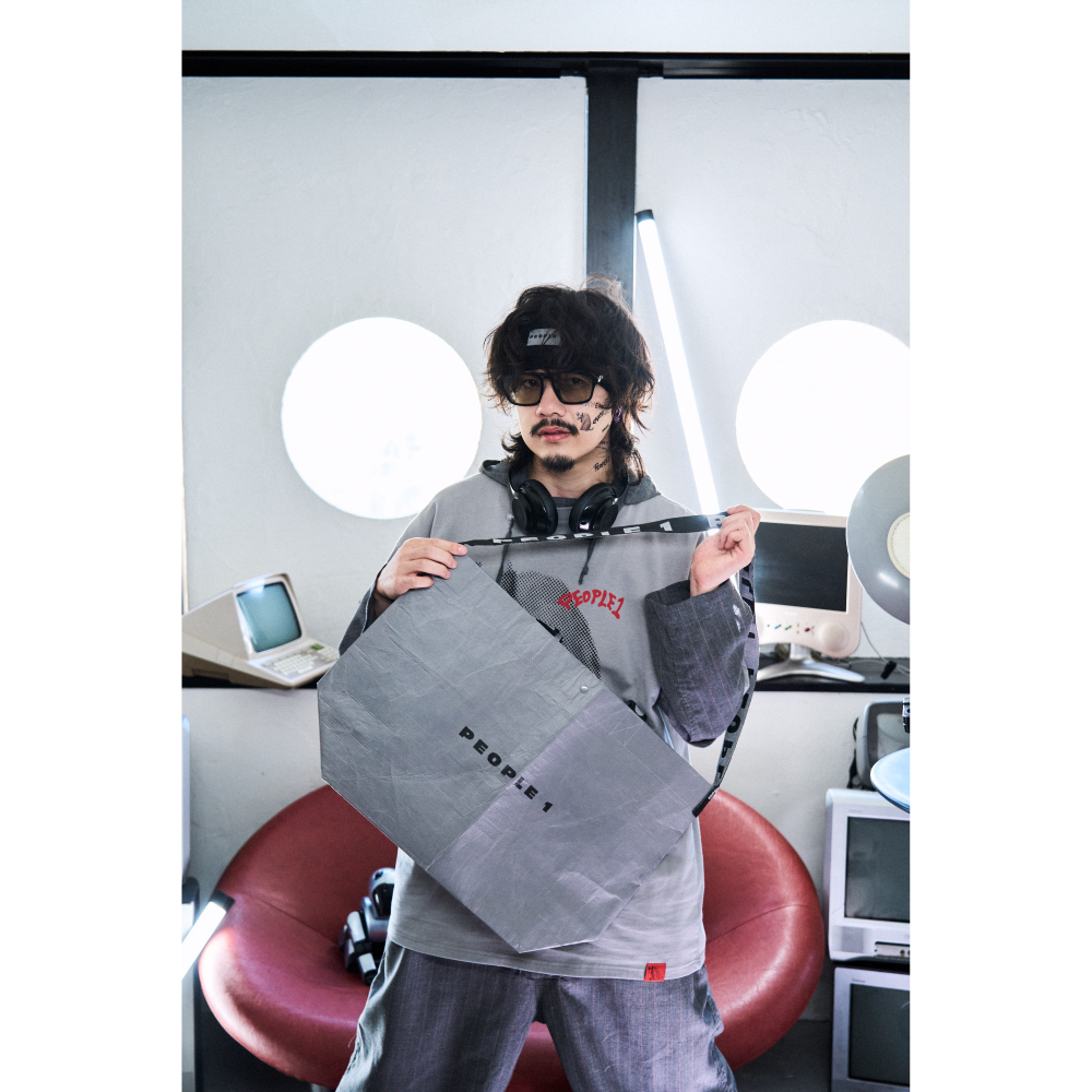 LARGE GRAPHIC CARRIER BAG